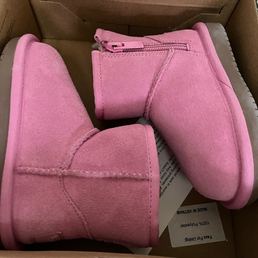 Toddler size 6. Lightly used only handful of times. No marks.